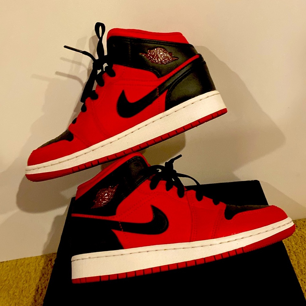Big kids air jodan 1 mid GS. - Picture 2 of 5